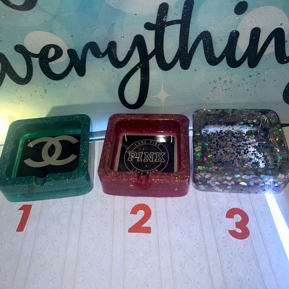 Ashtrays - Picture 2 of 10